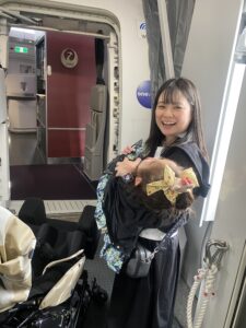 機体の横までバギーで行き、抱っこで機内へ