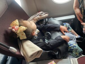 ベルトで体幹を固定し、クッションやブランケットで調整